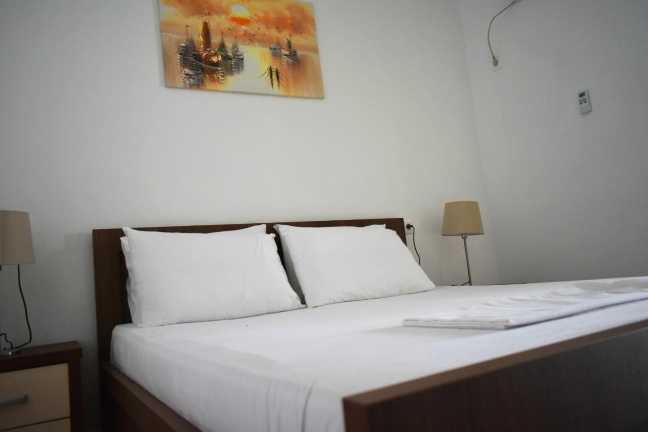 Ionio Rooms II Himare Bagian luar foto
