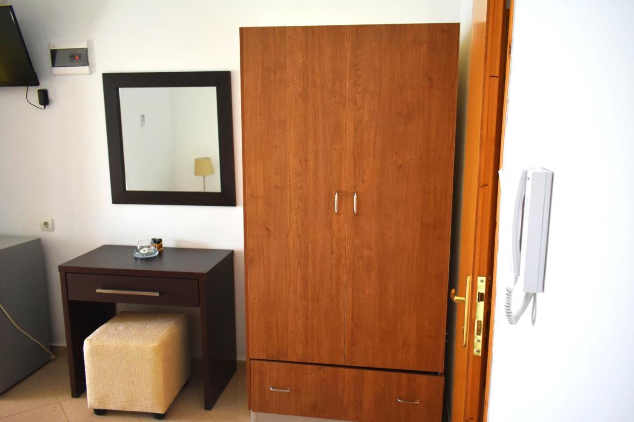 Ionio Rooms II Himare Bagian luar foto