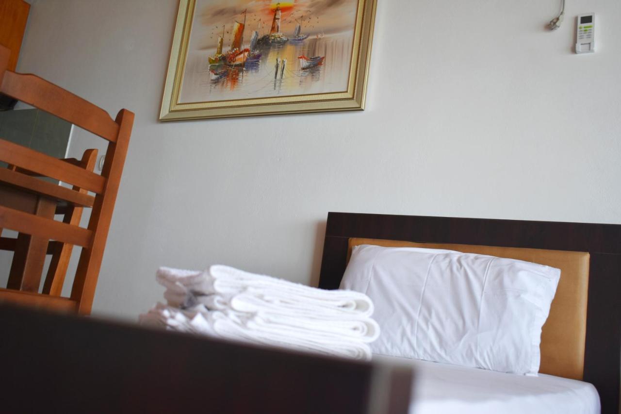 Ionio Rooms II Himare Bagian luar foto