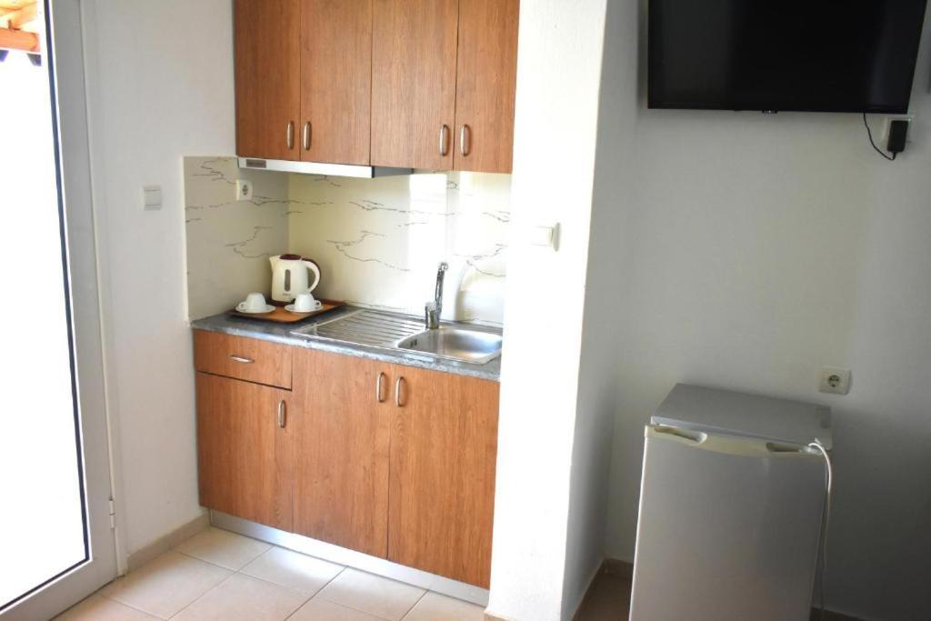 Ionio Rooms II Himare Bagian luar foto