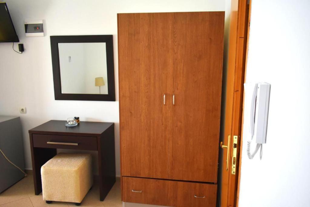 Ionio Rooms II Himare Bagian luar foto